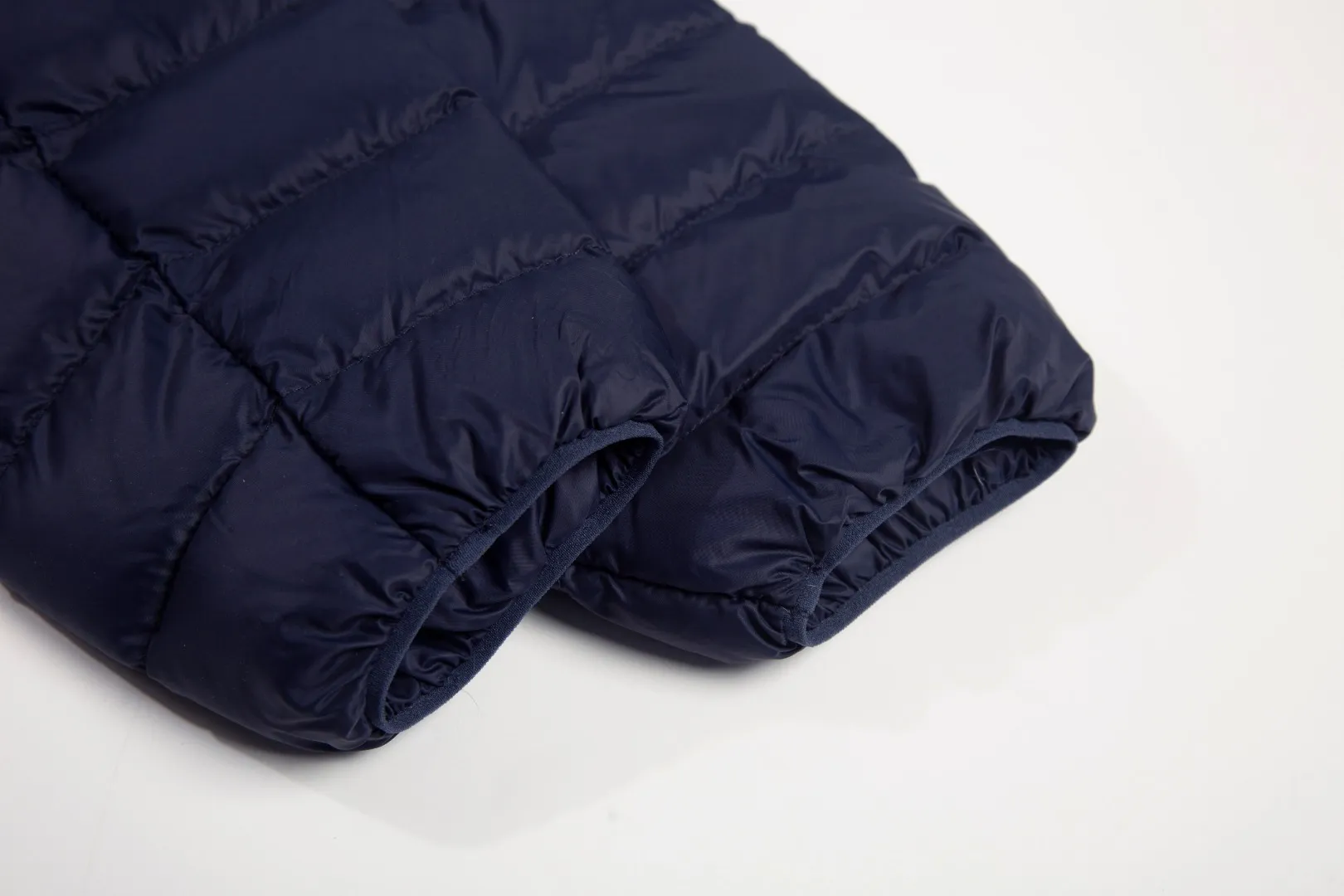 P560 White background picture [Popular in winter] Style number: 25115# Color: black/navy/grey apricot Size: S-XL - Ralph Lauren/Ralph Lauren 2025FW Winter popular half-covered high-collar hooded lightweight gall-free rib down jacket - the same as the original 400T gall-free nylon on the face Elastic hemming restraint Lightweight technological warmth - corn tooth high-quality resin zippers Large and small partition zippers Single version, single opening - ingenious restoration, full set of customized hardware and accessories, all details processed 100% - RL Ralph Lauren classic light rib down jacket. With the blessing of 25 years of rib fire, it firmly sits in the C position of this autumn and winter wardrobe. It has a light and fluffy touch. There is almost no burden on the upper body. One piece for winter in the south. It can be used as an inner layer in the north. The hood/hem can be flexibly adjusted for tightness. It can be worn for daily commuting or light outdoor scenes while keeping warm. It can also present a smart and lightweight style and texture. Regular fit. Genderless upper body. Highly recommended.